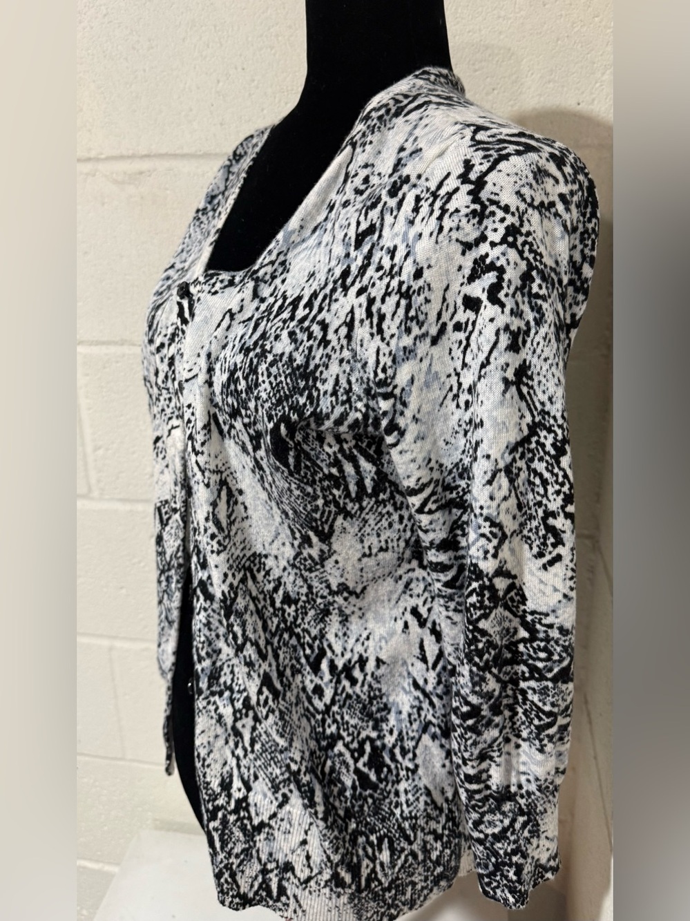 Dana Buchman Black White Snakeskin Print Button Front Knit Cardigan L - Picture 2 of 6